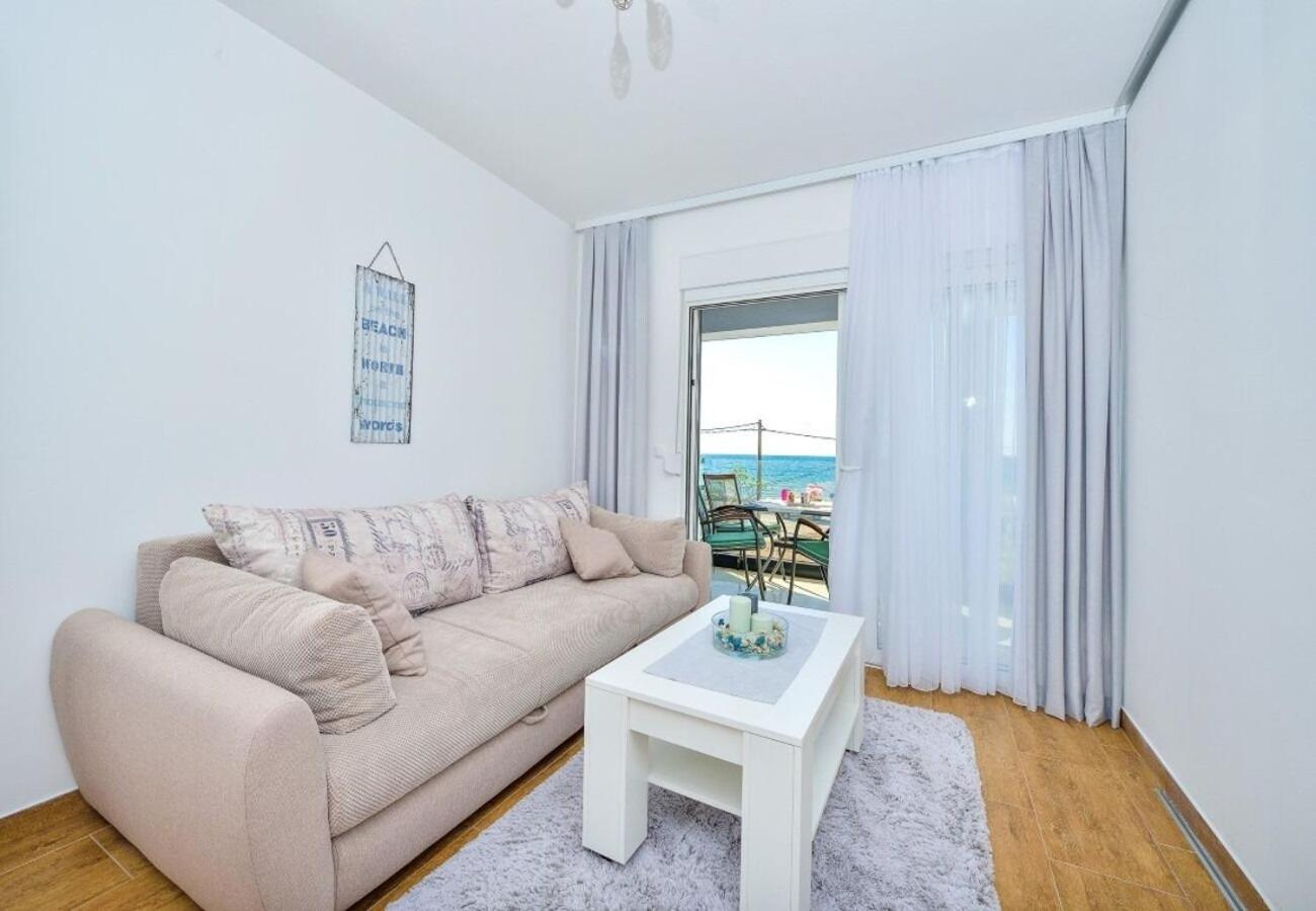 Sunny By The Sea Apartment *