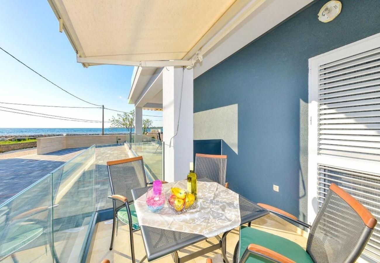Sunny By The Sea Apartment